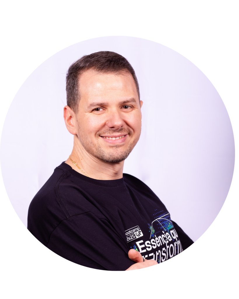 Retrato de colaborador da Seprol sorrindo, vestindo camiseta 'Essência que transforma'