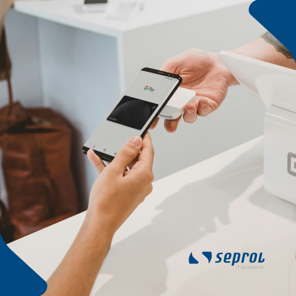 Pessoa realizando pagamento por aproximação com o celular numa maquininha de cartão