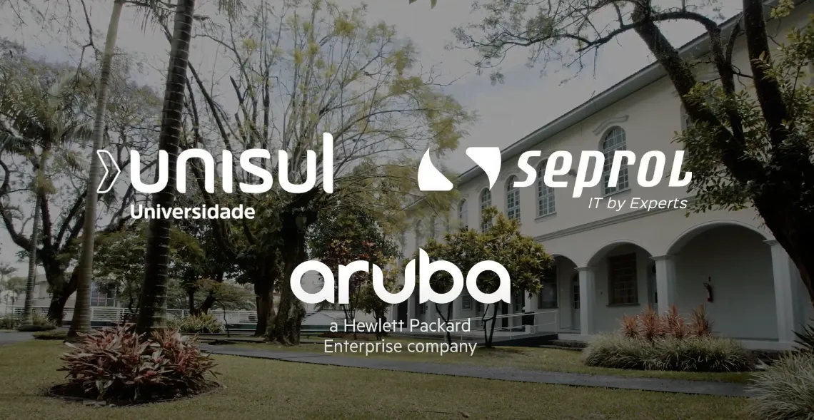 Logos da Unisul, Seprol e Aruba em um ambiente acadêmico, destacando parcerias em tecnologia e educação.